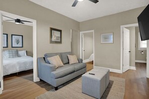 6 Schlafzimmer, Schreibtisch, Bügeleisen/Bügelbrett, WLAN