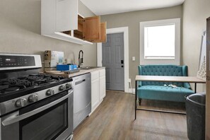 Kühlschrank, Mikrowelle, Herdplatte, Geschirrspüler