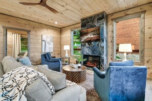 Smart TV, fireplace - EpicVIEWS~4miles2Dollywood~HotTub~FirePit~2KingBeds~Shuffleboard~BBqGrill (Sevierville)