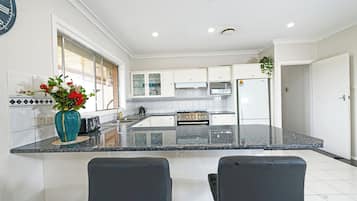 Family House | Dapur peribadi | Peti sejuk, ketuhar gelombang mikro, ketuhar