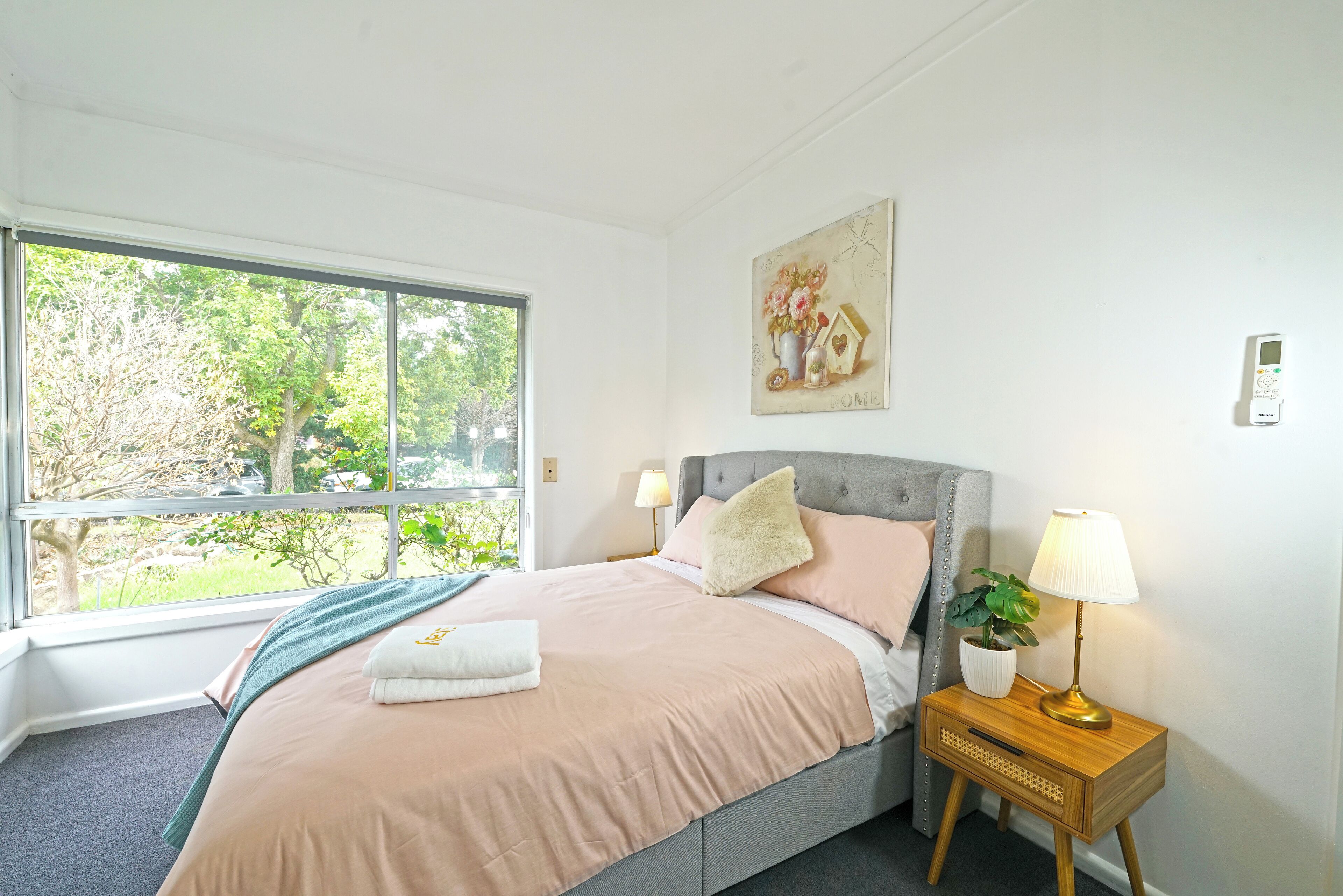 Casa familiar | 4 dormitorios, cortinas opacas, tabla de planchar con plancha