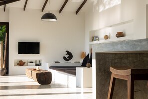 Villa superior, 2 habitaciones, alberca privada, vista al mar | Área de sala de estar | Televisión LCD de 40 pulgadas con canales digitales, Netflix y libros 