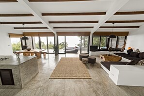 Deluxe villa, 2 slaapkamers, privézwembad, uitzicht op zee | Woonruimte | Een 40-inch lcd-televisie met digitale zenders, Netflix en boeken
