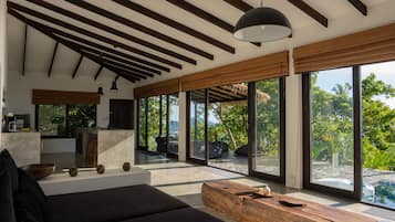 Superior villa, 2 slaapkamers, privézwembad, uitzicht op zee | 2 slaapkamers, luxe beddengoed, een kluis op de kamer