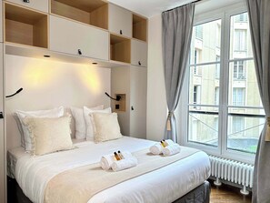 4 bedrooms, desk, iron/ironing board, travel cot - Luxembourg Gardens deluxe family flat & elevator (Paris)