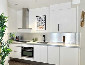 Réfrigérateur, micro-ondes, four, plaque de cuisson