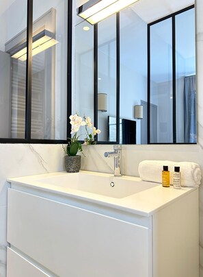 Douche, sèche-cheveux, serviettes fournies