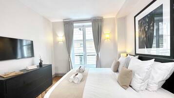 4 chambres, bureau, fer et planche à repasser, lit parapluie