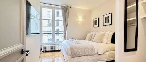 4 bedrooms, desk, iron/ironing board, travel cot