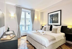 4 chambres, bureau, fer et planche à repasser, lit parapluie