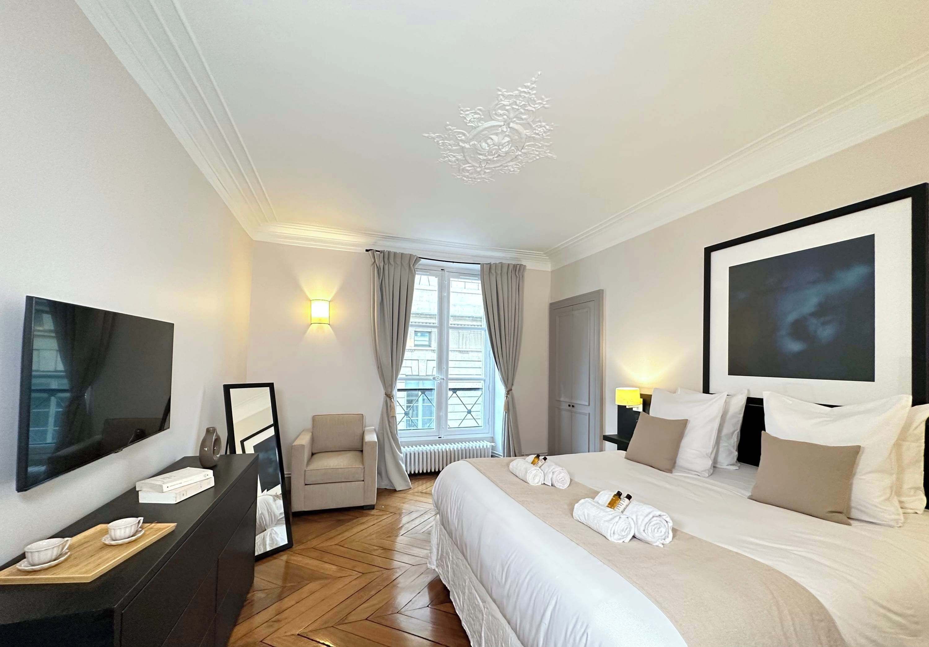 4 slaapkamers, een bureau, een strijkplank/strijkijzer, reisbedje
