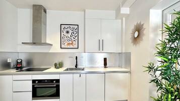 Een koelkast, een microgolfoven, een oven, een kookplaat