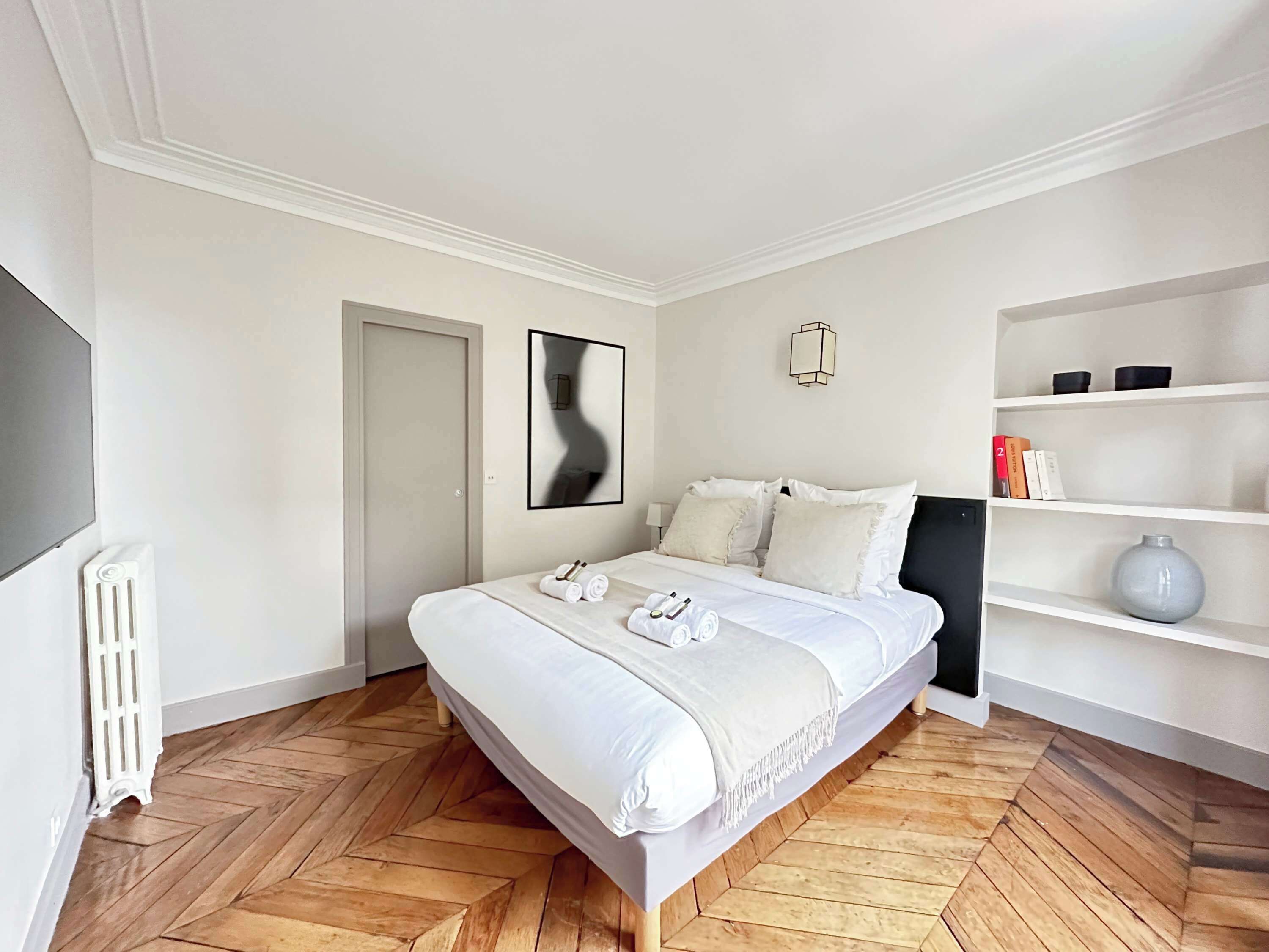4 bedrooms, desk, iron/ironing board, travel crib