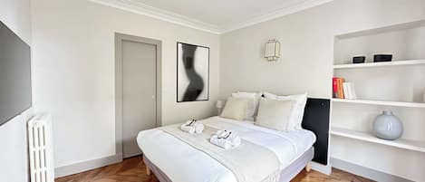 4 bedrooms, desk, iron/ironing board, travel crib