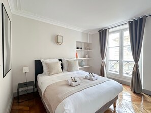 4 camere, una scrivania, ferro/asse da stiro, culla da viaggio