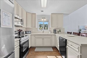 Kjøleskap, mikrobølgeovn, ovn og kokeplater