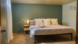 5 bedrooms, iron/ironing board, WiFi, bed sheets