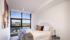 2 bedrooms, desk, iron/ironing board, WiFi