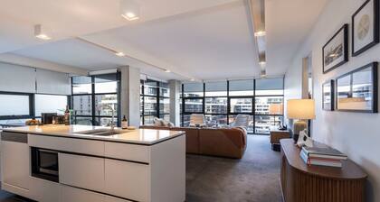 Large Modern 2 Bdrm Apt, Water Views, 2x Car Spots