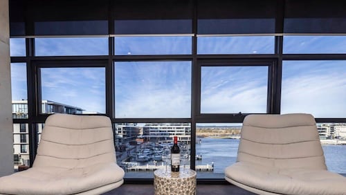 Large Modern 2 Bdrm Apt, Water Views, 2x Car Spots