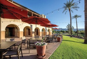 Outdoor dining - Beautiful Hotel in Legacy Golf Resort - 1BD Sleeps (Phoenix)