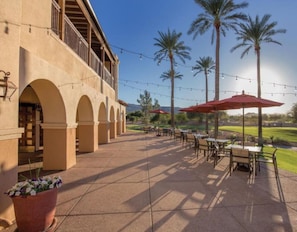 Outdoor dining - Beautiful Hotel in Legacy Golf Resort - 2BD Sleeps (Phoenix)