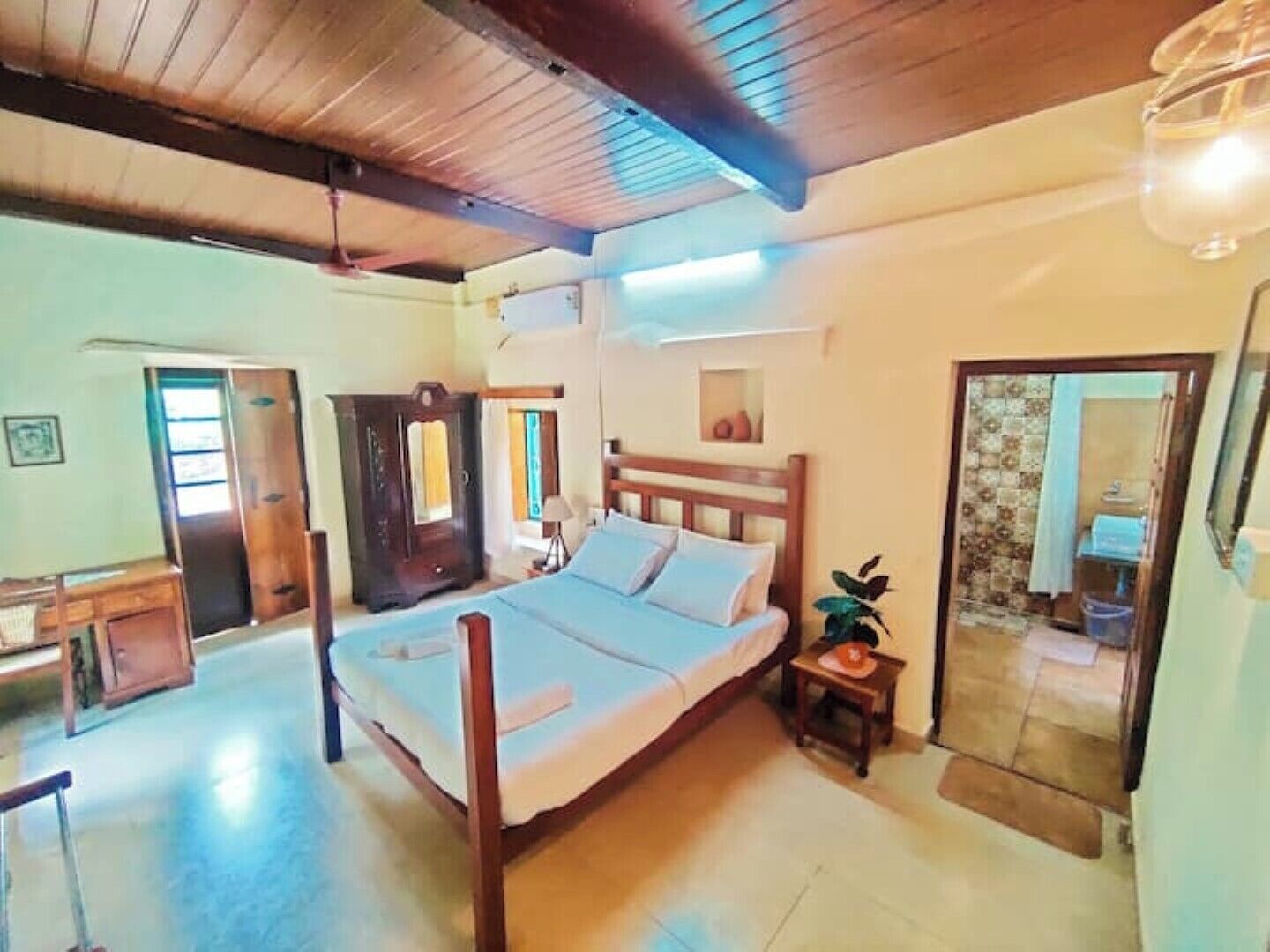 4 bedrooms, desk, iron/ironing board, WiFi