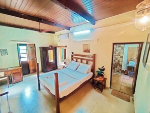 4 bedrooms, desk, iron/ironing board, WiFi