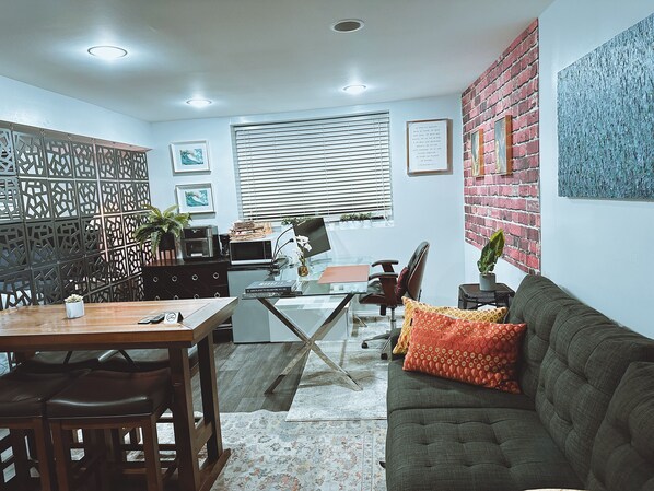 Interior - 20mns to NY & 15mns to Newark Airport Lovely 1bedR with Remote Work Space (Jersey City)