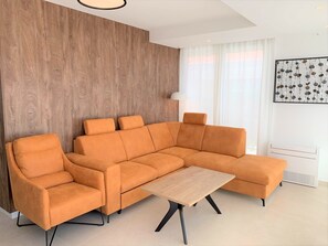 Smart TV, fireplace, ping pong, stereo