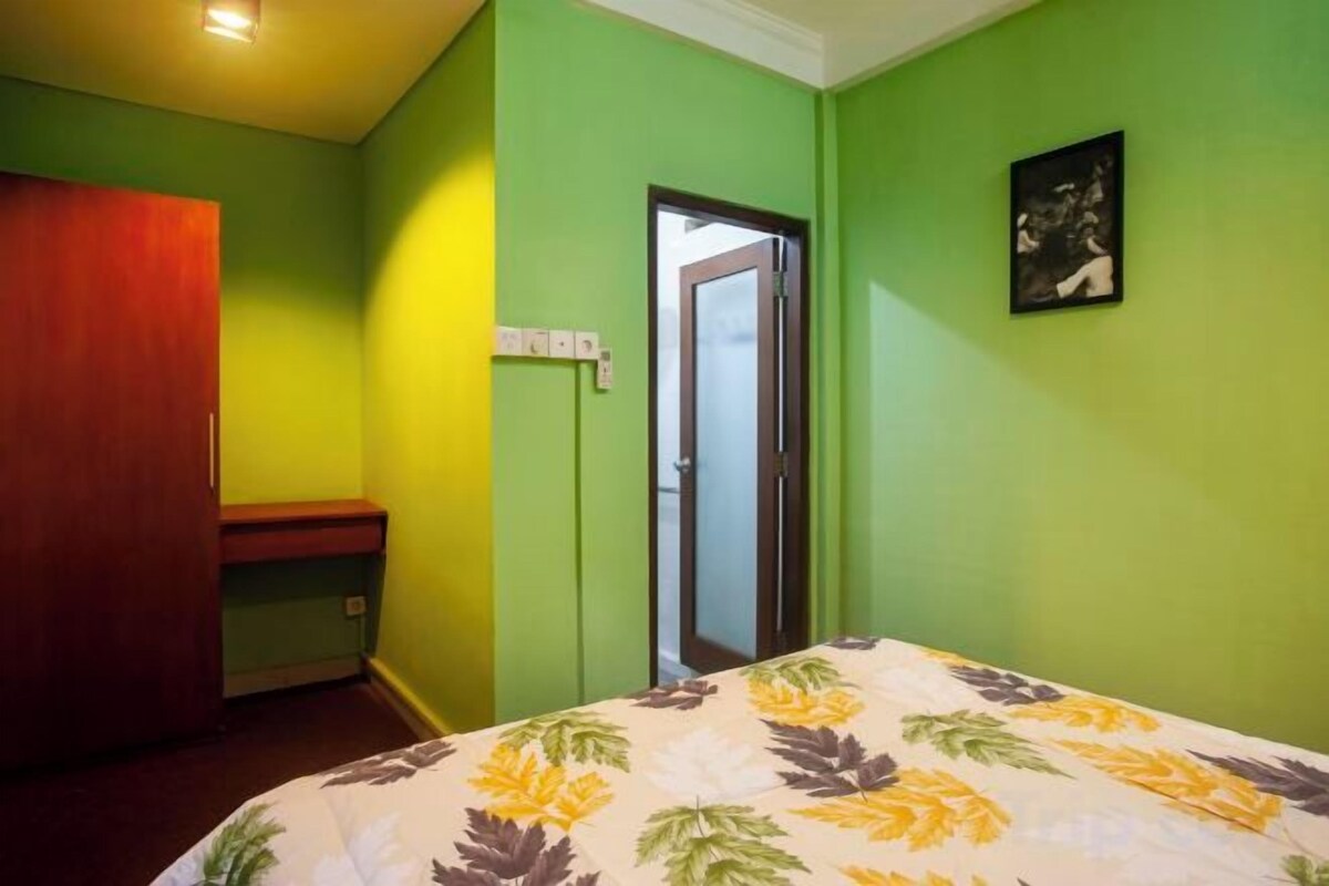 Desk, WiFi (free), bed sheets