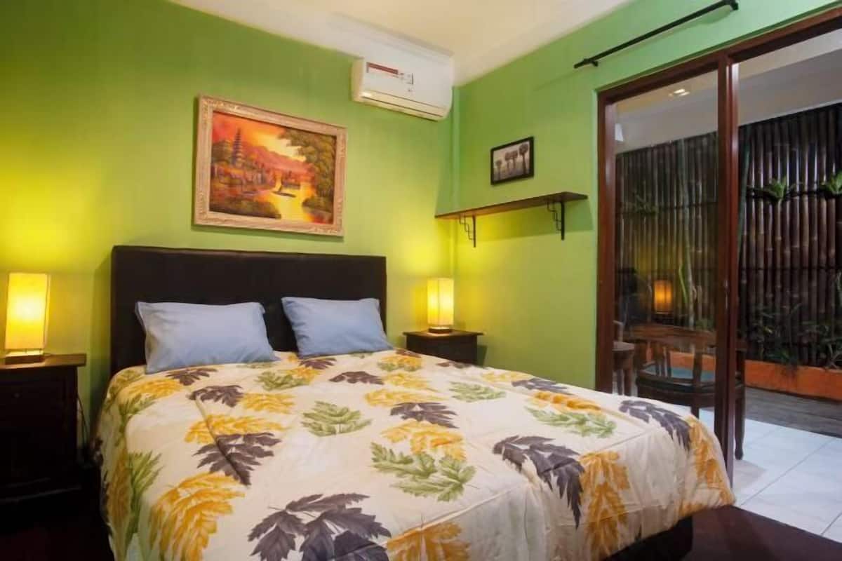 Escritorio, wifi gratis, ropa de cama