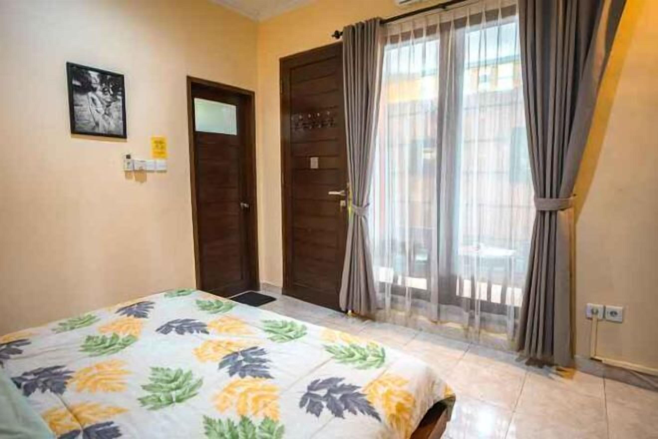 办公桌、免费 WiFi、床单