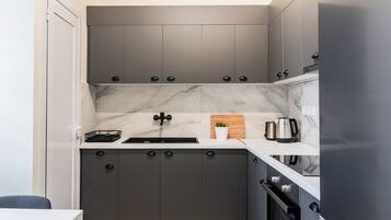 Kylskåp, ugn, spishäll och kaffe- och tebryggare