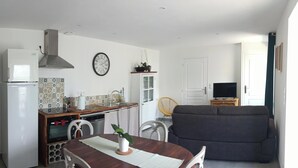 Un espacio habitable compacto con cocina, comedor y sala.