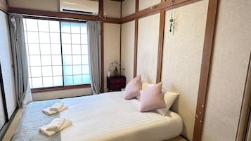 Basic House | 4 bedrooms, laptop workspace, blackout drapes, free WiFi