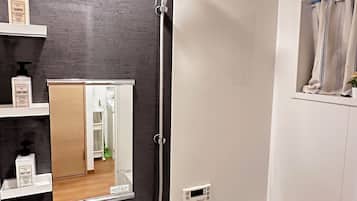 Basic House | Bathroom | Combined shower/bathtub, rainfall showerhead, free toiletries