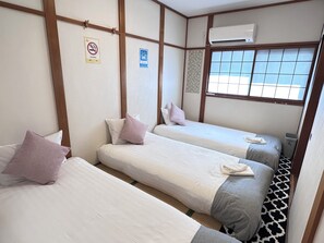 Casa básica | 4 habitaciones, espacio para trabajar con laptop y cortinas blackout 