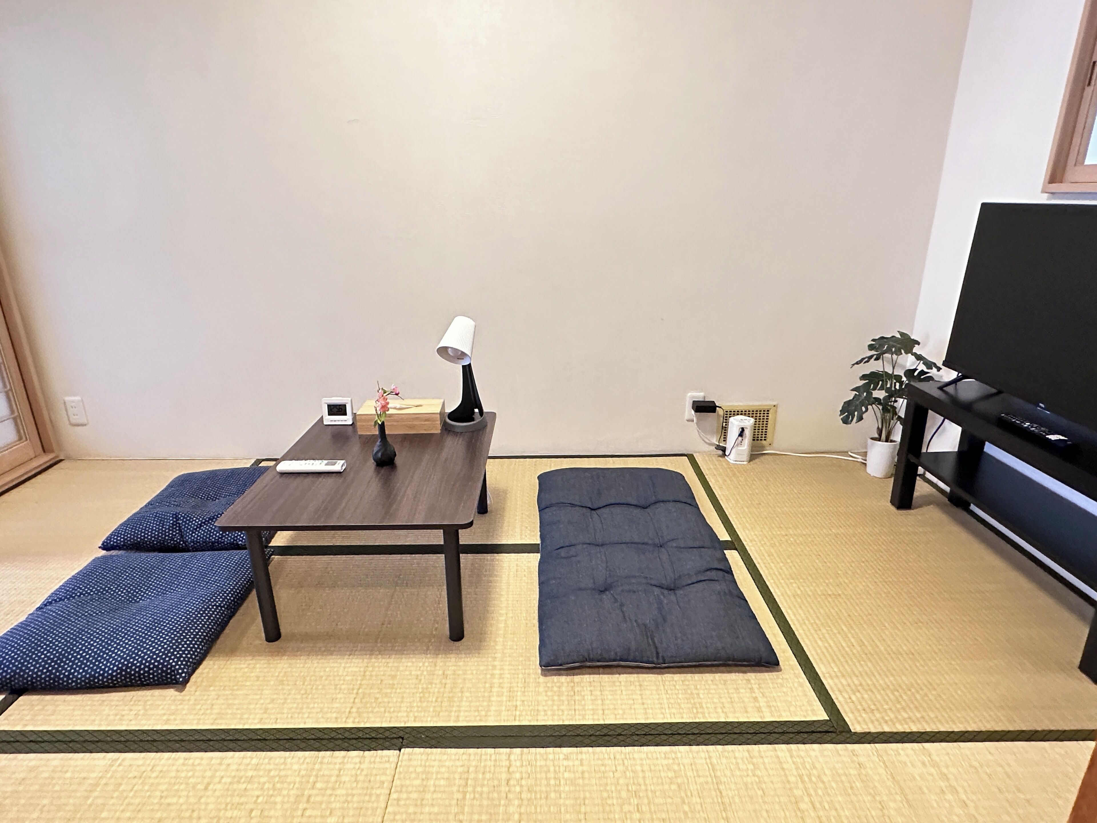 Basic House | 4 bedrooms, laptop workspace, blackout curtains, free WiFi