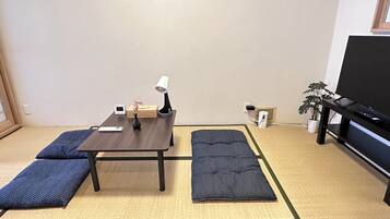 Basic House | 4 bedrooms, laptop workspace, blackout curtains, free WiFi