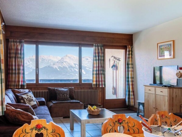 Fernseher, Kamin, DVD-Player