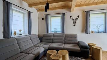 Een televisie en een open haard