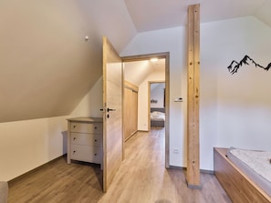 2 bedrooms, desk, internet