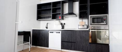 Réfrigérateur, four à micro-ondes, un four, surface de cuisson