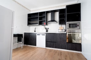 Kylskåp, mikrovågsugn, ugn och spishäll