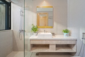 デラックス スタジオ | バスルーム | バスアメニティ (無料)、ヘアドライヤー、バスローブ、スリッパ