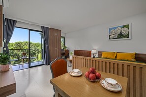 高級寝具、ピロートップベッド、セーフティボックス (室内)、デスク