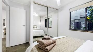 1 habitación, escritorio, tabla de planchar con plancha y wifi