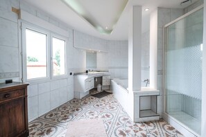 Chuveiro, secador de cabelo, toalhas de banho 