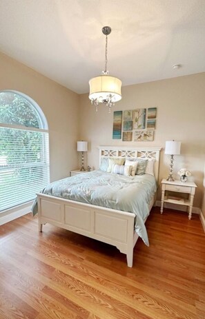 5 soverom, safe på rommet, skrivebord og strykejern/-brett